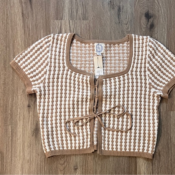 Francesca's Collections Sweaters - Francesca’s 
Medium
Crop Short Sleeve 
Tie front sweater
Tan/white
Herringbone